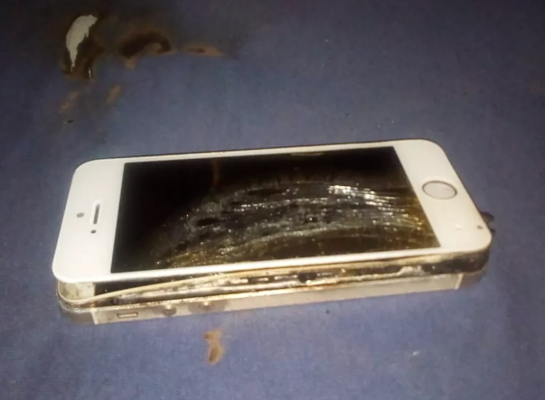 Jovem dorme e celular pega fogo enquanto carrega em cima da cama