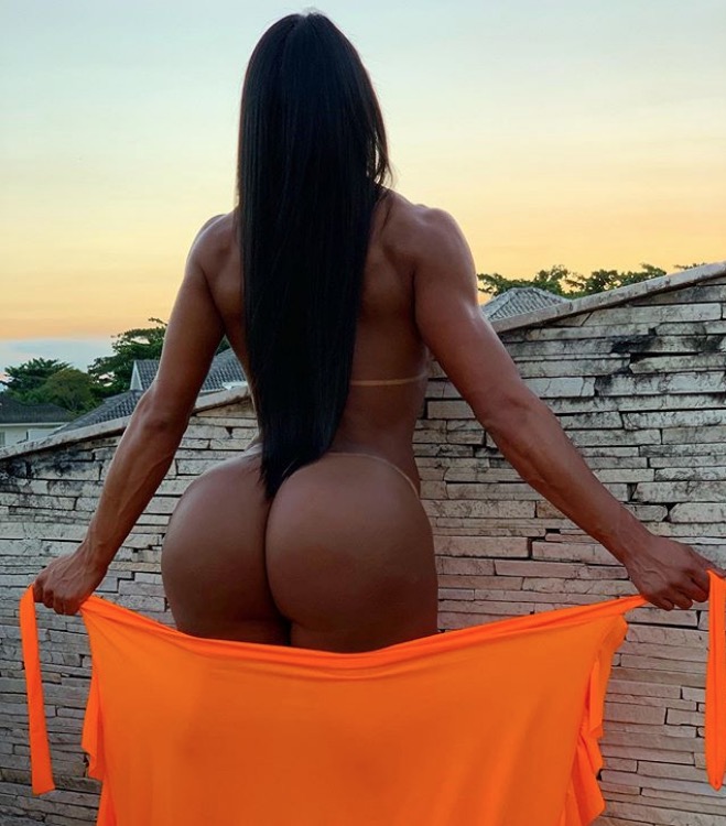 Gracyanne coloca marquinha de biquíni ‘pra jogo’ ao postar foto completamente nua