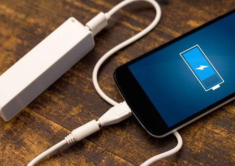 Manaus pode ter ponto de recarga para celular em locais privados 