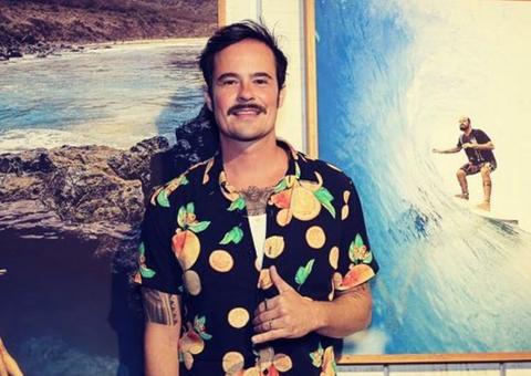 Nu, Paulinho Vilhena dá estrelinha e mostra tudo em praia de nudismo