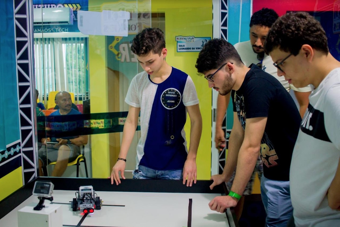 Escola oferece oficinas gratuitas de robótica, realidade virtual e games para crianças e adolescentes