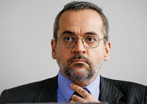 Ministro da Educação diz que avião presidencial ‘já transportou drogas maiores’