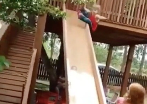Vídeo mostra bebê sendo salvo pela prima ao cair de escorregador 