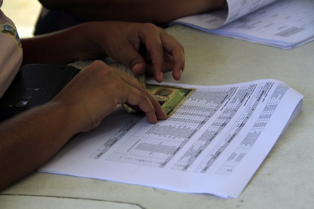 Famílias atingidas pela cheia recebem novas guias do auxílio-aluguel em Manaus