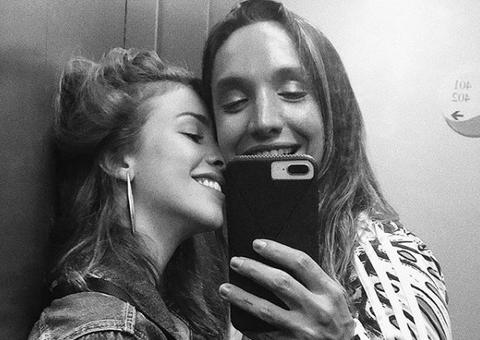 Atriz novinha da Globo posta vídeo beijando namorada, filha de Wolf Maya