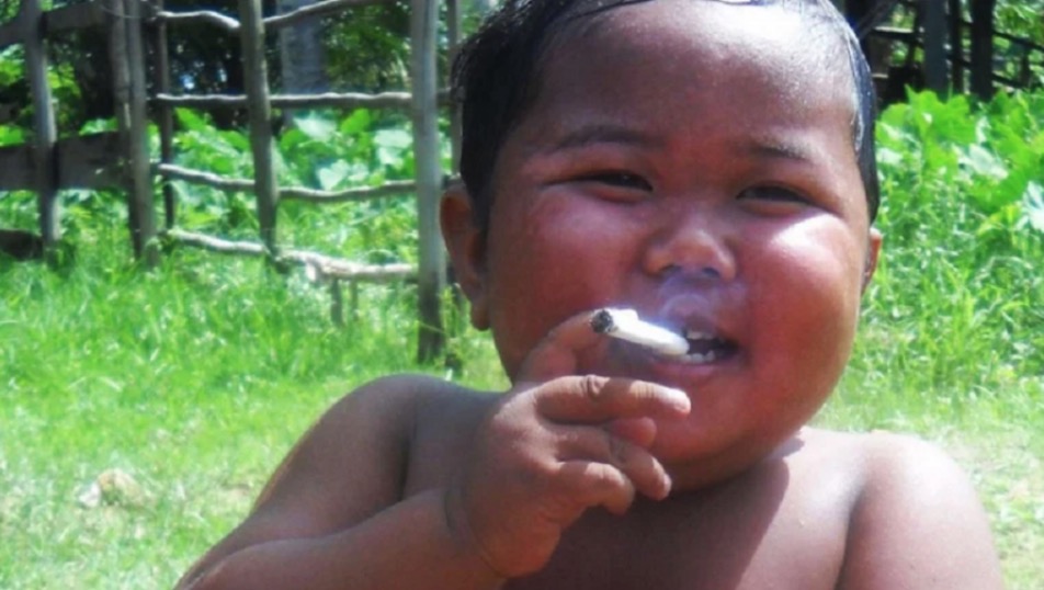 Saiba como está aos 13 anos, o ‘bebê fumante’ da indonésia