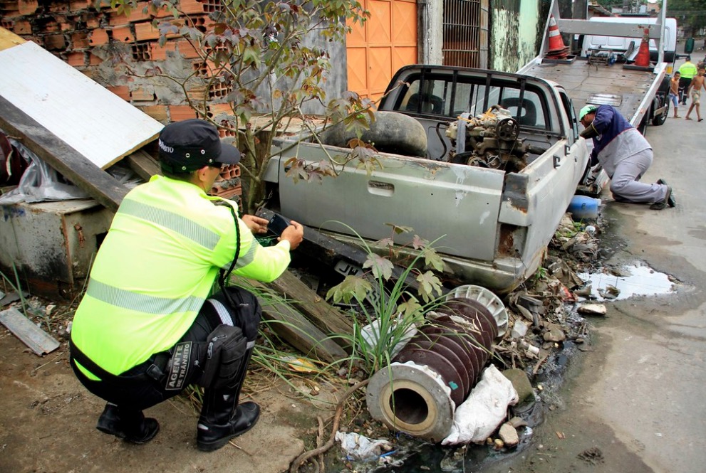 Operação Sucata retira carros abandonados em ruas de Manaus 