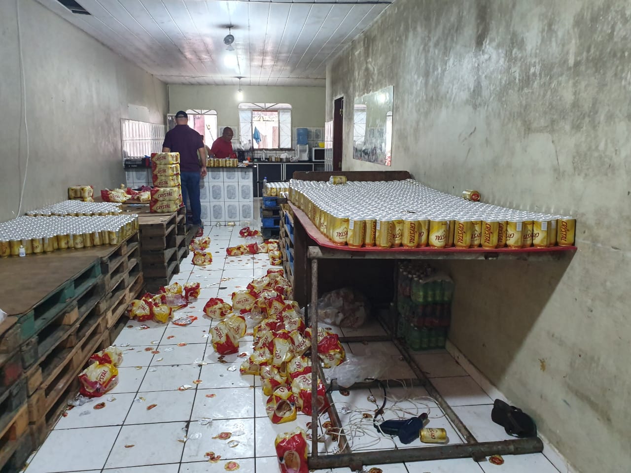 Em Manaus, polícia encontra depósito que servia para remarcar produtos vencidos 