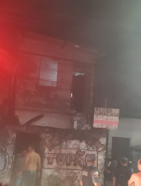 Incêndio atinge quitinete e causa pânico entre moradores em Manaus