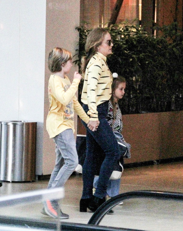 Filho de Luciano Huck é visto pela primeira vez após acidente 