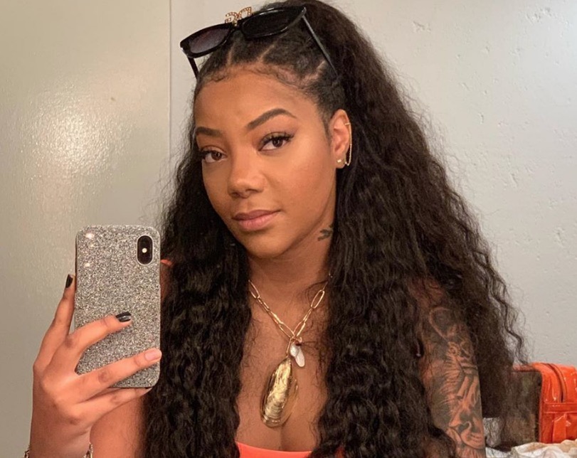 Ludmilla se solidariza com bebê que dorme em caixa de feira e comove 