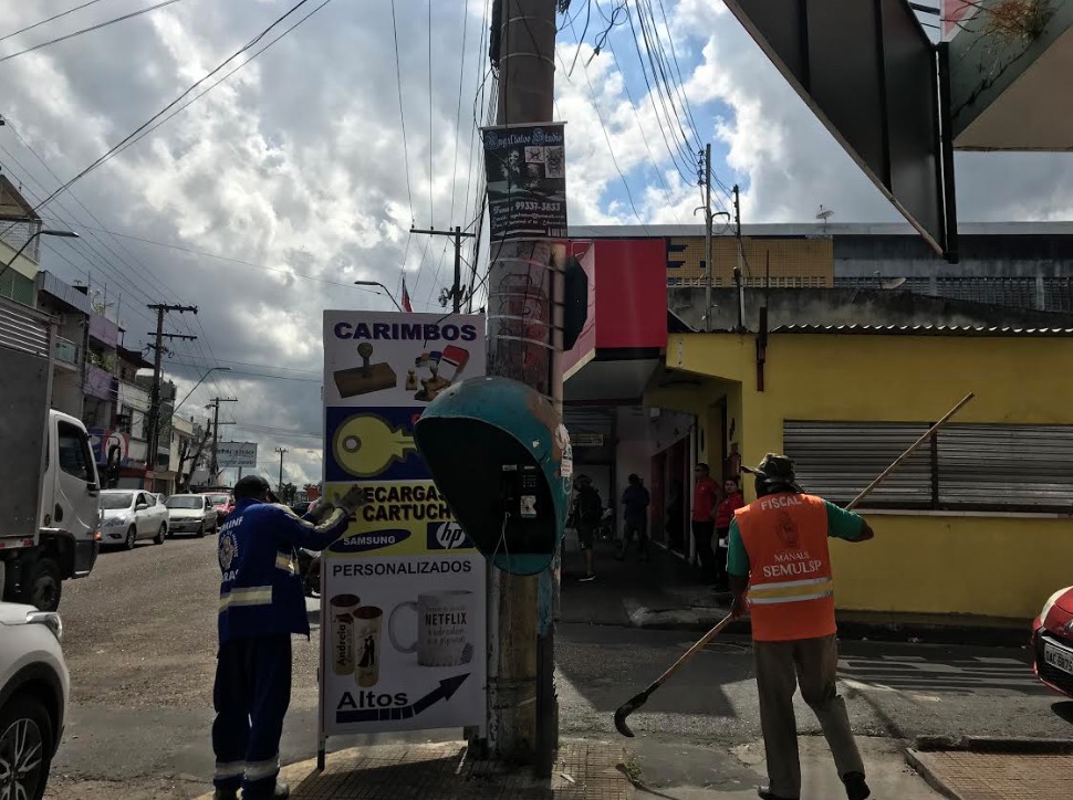 Fiscalização tira propagandas que poluem Manaus