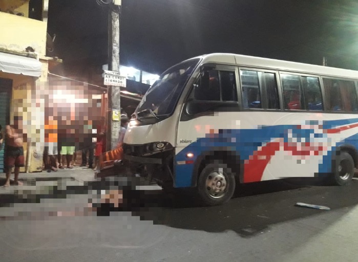 Após ser arrastado por micro-ônibus, homem morre e amigo fica ferido em Manaus