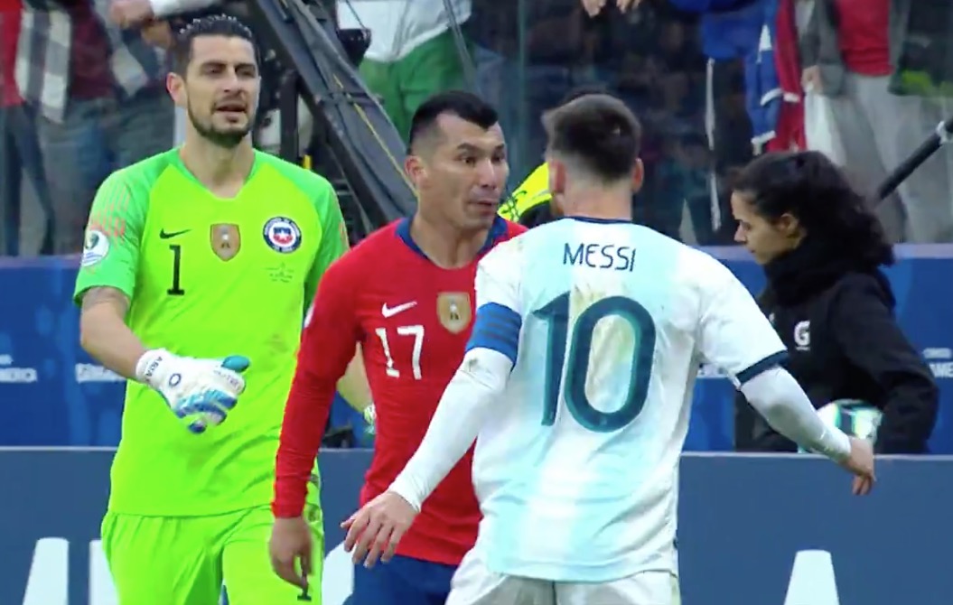 Messi é expulso após levar peitadas de chileno e torcida reclama de injustiça 