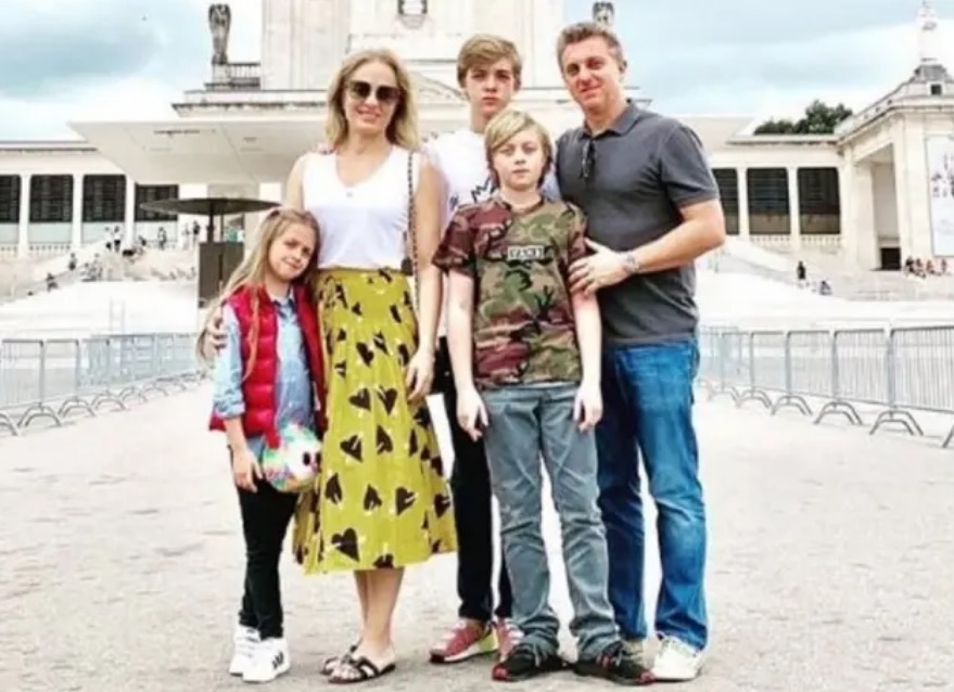  Angélica e Luciano Huck vão ao Santuário de Fátima para agradecer pela recuperação do filho