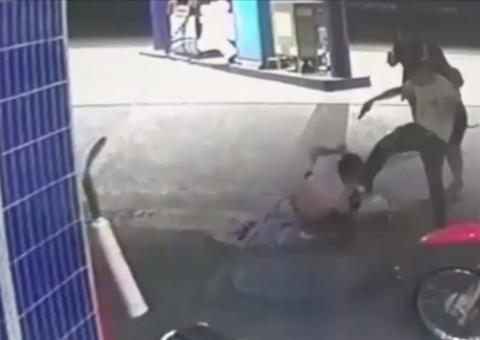 Justiça manda prender PMs filmados agredindo homem em posto no Amazonas