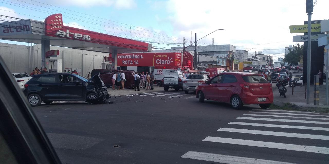 Criança e mais duas pessoas ficam feridas em acidente grave em Manaus