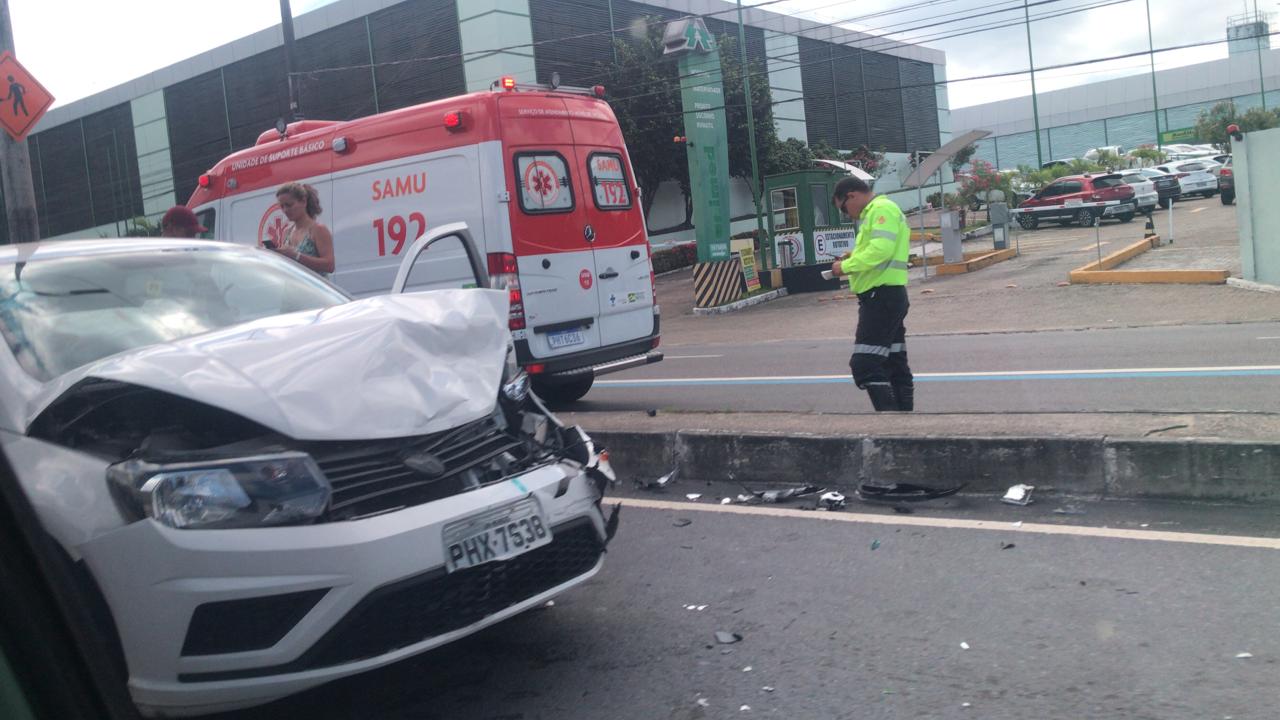 Em Manaus, acidente deixa um ferido na avenida Constatino Nery