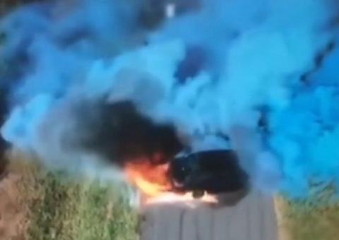 Carro pega fogo em chá revelação na Austrália