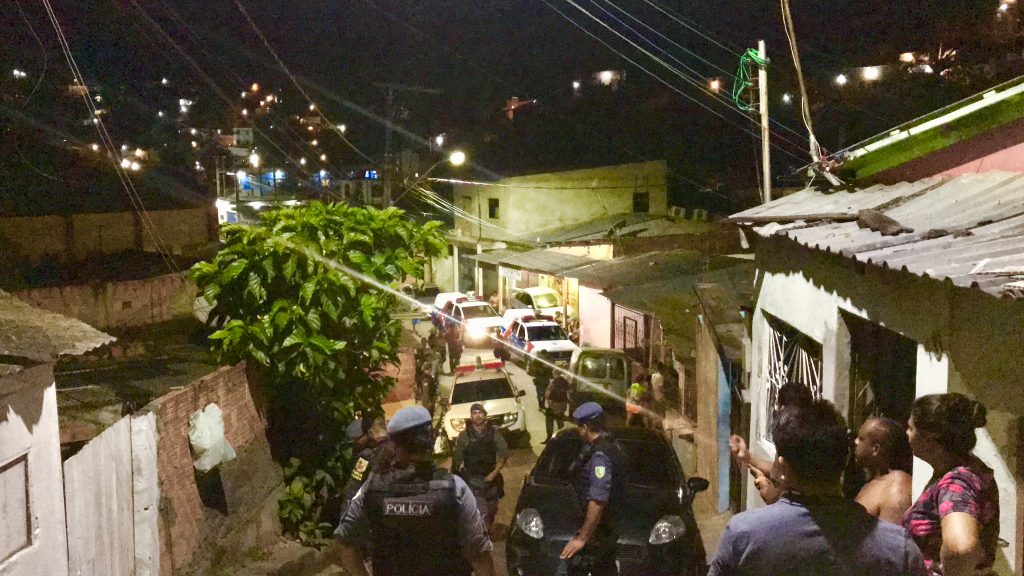 Dentro de casa, mulher é baleada na testa durante tiroteio entre facções em Manaus