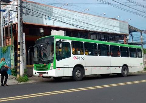 Obras em praça levam ao deslocamento de terminal de duas linhas de ônibus em Manaus 