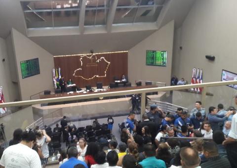 Governador vira alvo de protestos de servidores na Aleam: ‘Wilson Lima volta pra TV’