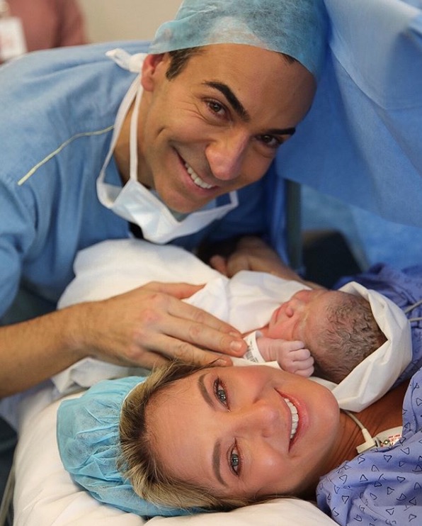 Aos 43 anos, Ticiane Pinheiro dá à luz segunda filha; veja foto!