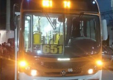 Sob efeito de loló, dupla é espancada por populares em ônibus de Manaus
