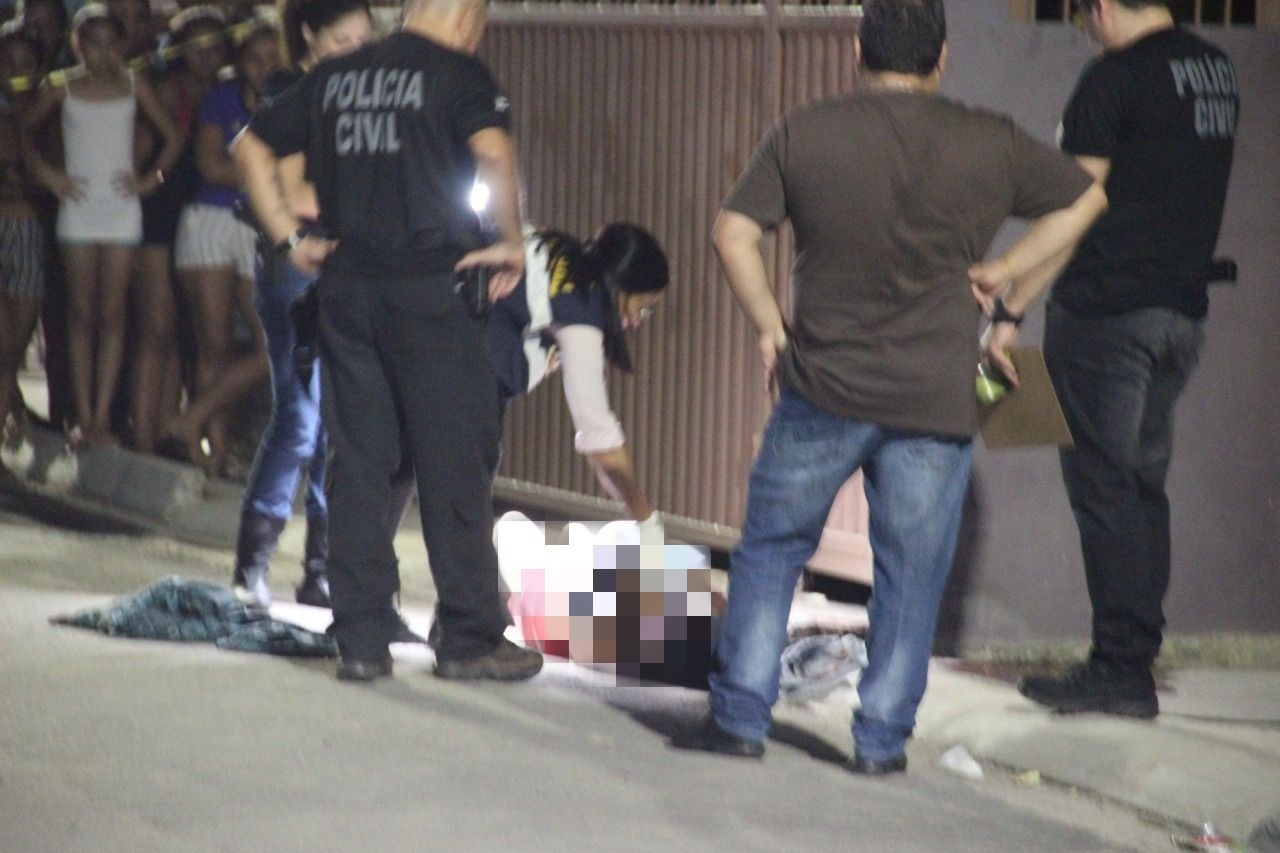 Homem é executado com oito tiros por dupla misteriosa em Manaus