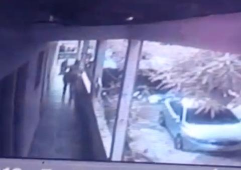 Em plena luz do dia, trio invade e rouba apartamentos em Manaus