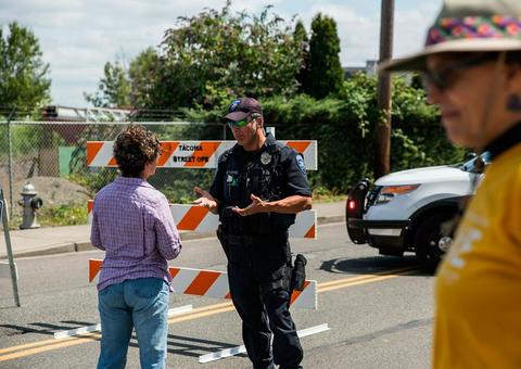 Idoso é morto após tentar atacar centro de detenção de migrantes nos EUA