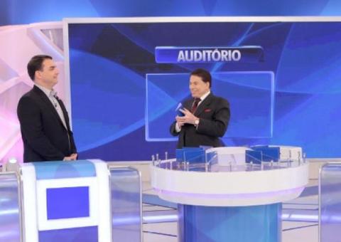 Silvio Santos recebe filhos de Bolsonaro em programa e internautas não perdoam 