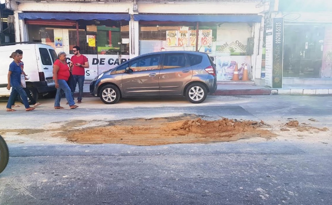Buraco deixado pela Águas de Manaus prejudica comércio no Japiim 