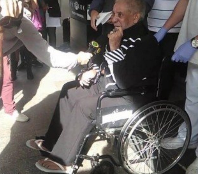 Agnaldo Timóteo se emociona ao deixar hospital após 2 meses