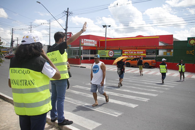 Ação na zona Leste de Manaus orienta para travessia segura