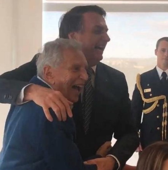 Após se oferecer, Bolsonaro deve aparecer no 'A Praça É Nossa'