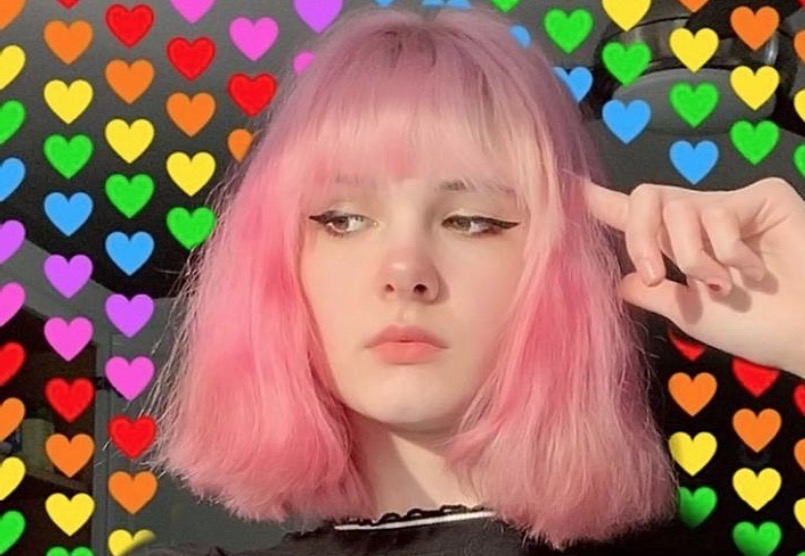 Rapaz mata namorada e publica fotos dela degolada nas redes sociais