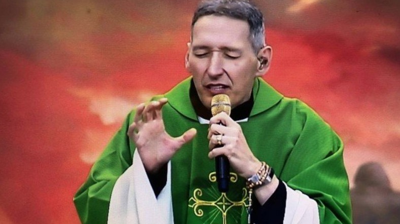 Padre Marcelo Rossi chora ao falar sobre empurrão em missa: 'nasci novamente'