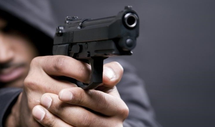 Em Manaus, homem é fuzilado por criminosos na garagem de casa abandonada 