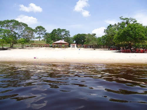 Mulher é atacada por arraia enquanto brincava com filha em praia de Manaus