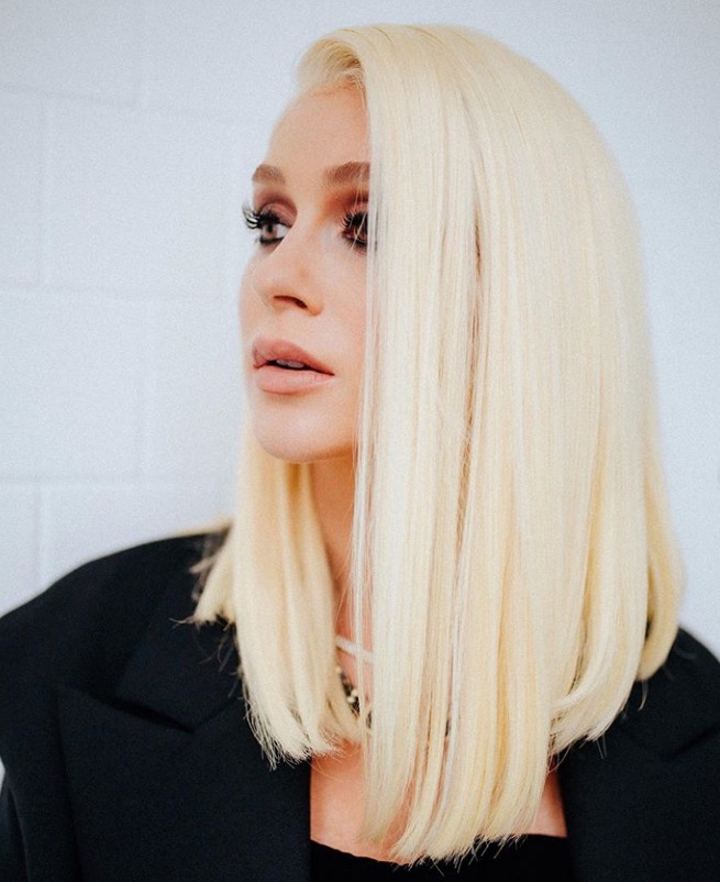 Irreconhecível, Marina Ruy Barbosa choca ao aparecer com cabelo platinado