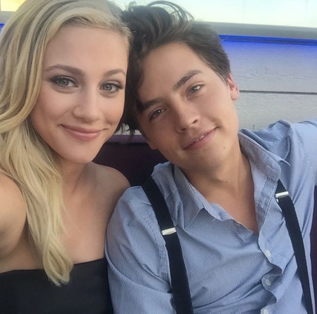 Chega ao fim o namoro de Cole Sprouse e Lili Reinhart após 2 anos