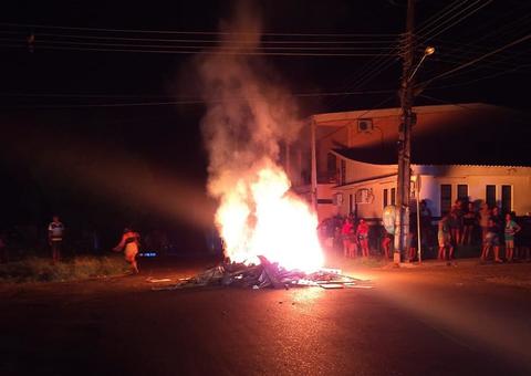  No sexto dia consecutivo sem energia, manifestantes continuam protestos em Manacapuru 