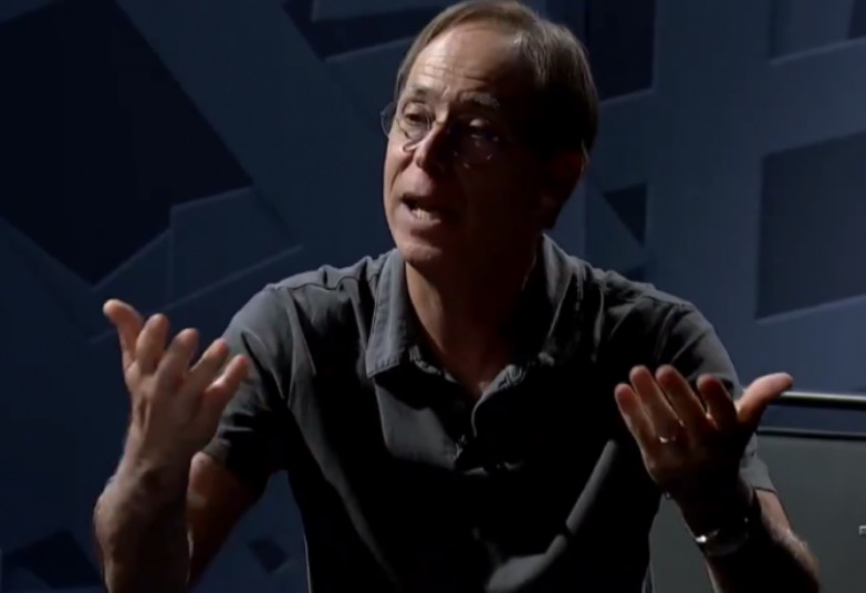 ‘Deus acima de tudo é o lema do fascismo vigente no Brasil’, diz Pedro Cardoso