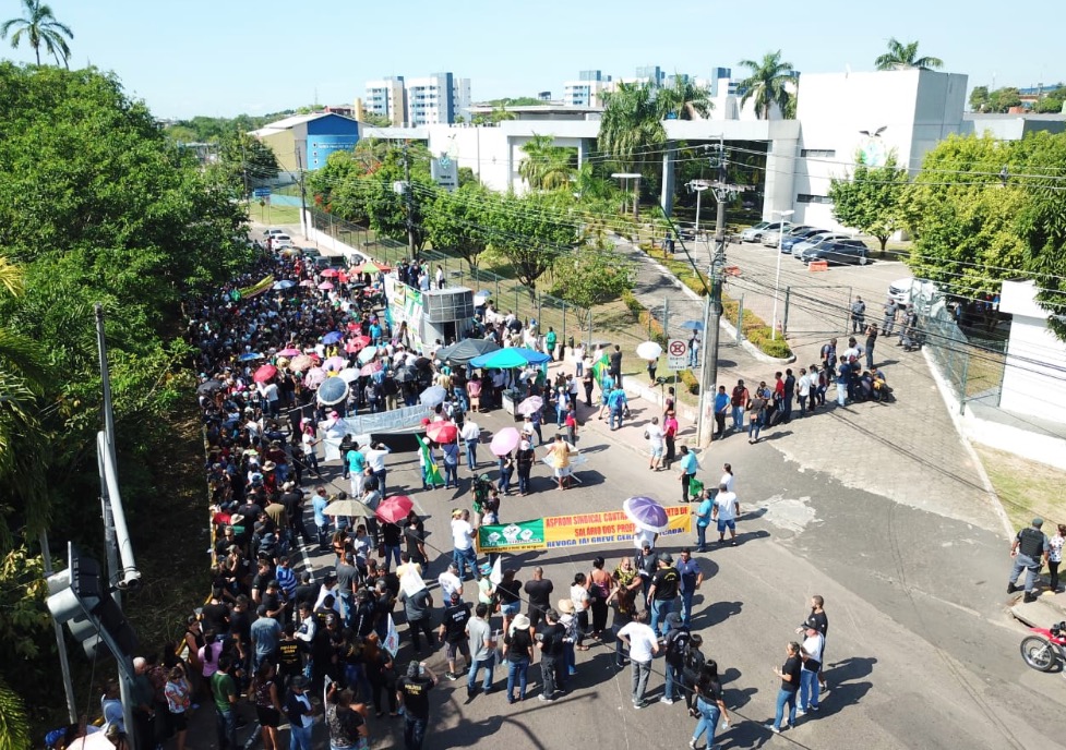 Professores e policiais suspendem aulas e serviços no Amazonas 