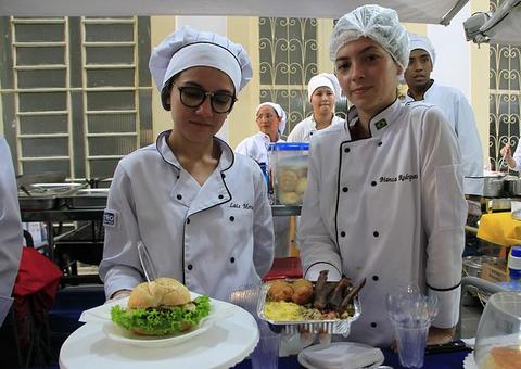 Chefs que concorrem ao edital da feira gastronômica do Passo a Paço participam de reunião