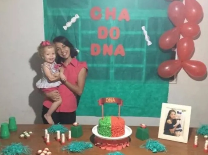Mãe faz ‘chá revelação do DNA’ após pedido de reconhecimento de paternidade; assista