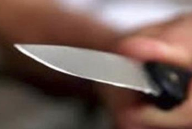 Mulher é morta a facadas e desovada na frente de escola no Amazonas