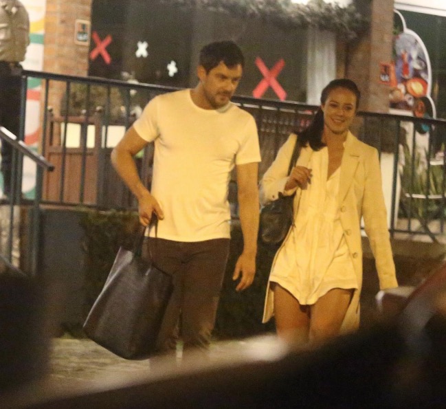 Sérgio Guizé e Paolla Oliveira são vistos deixando restaurante no Rio