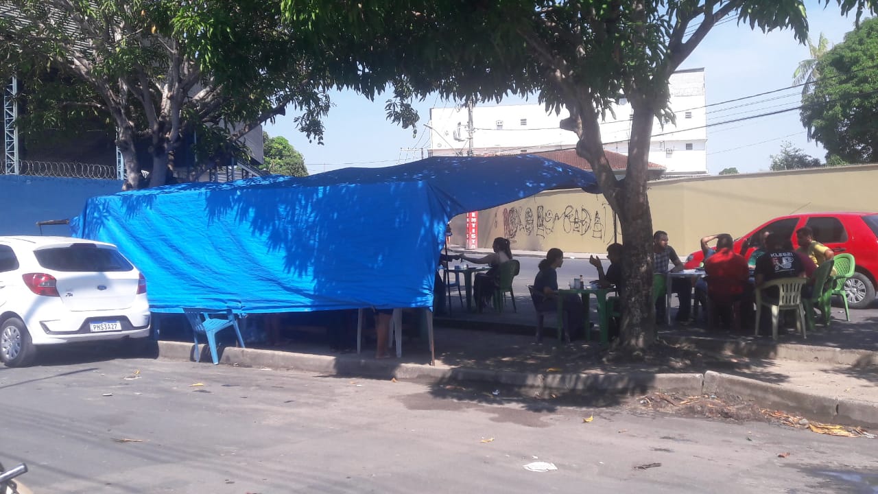 Disfarçados de clientes, homens tocam terror e assaltam café da manhã em Manaus